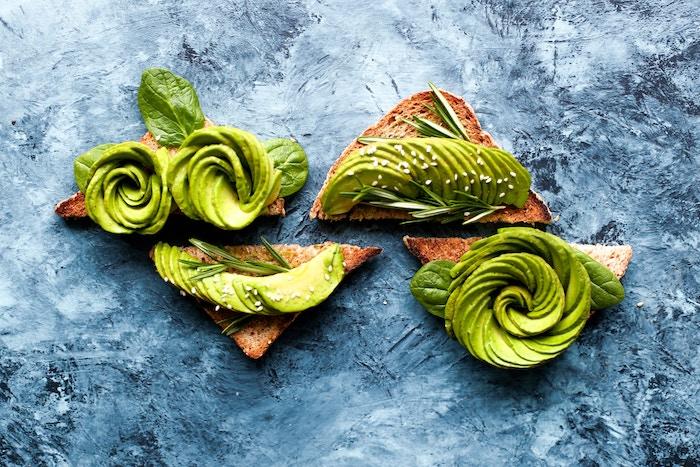 Die richtige Ernährung sorgt für gesundes Haar. Avocado regt das Haarwachstum an und verleiht den Haaren Glanz.