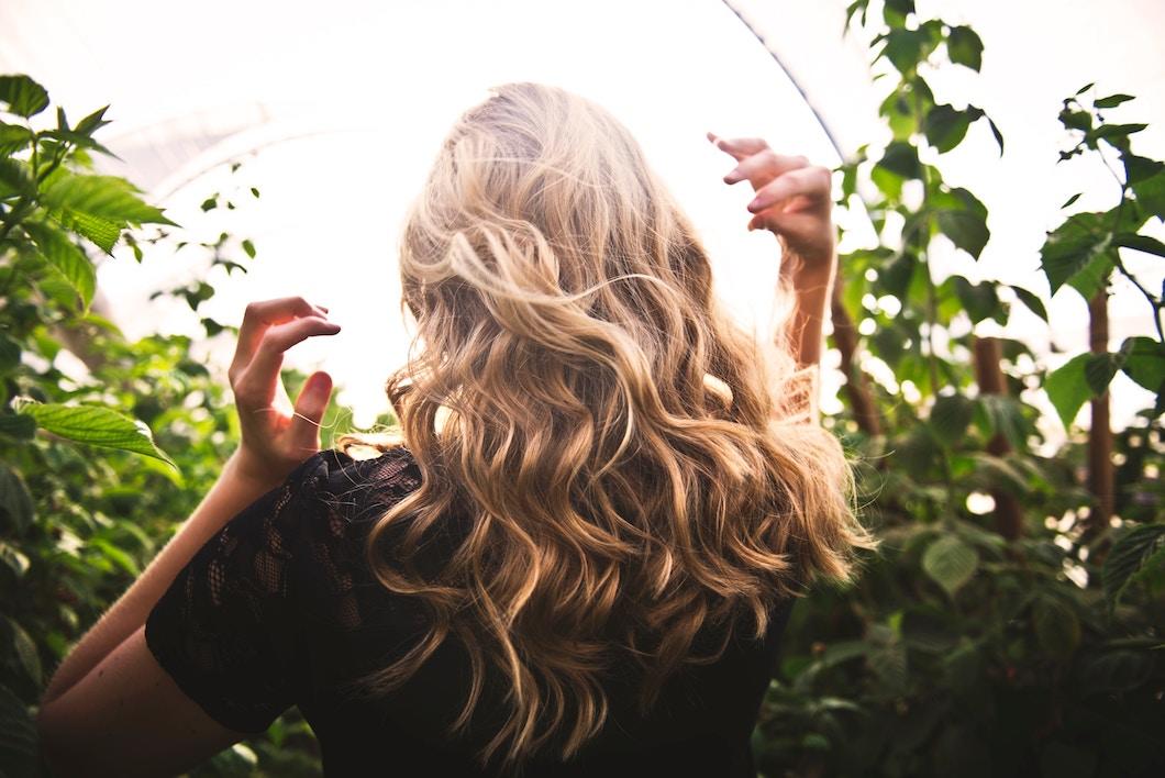 Welche Ernährung ist bei Haarausfall die Richtige? Was tun gegen trockene Haare? Die richtige Ernährung sorgt für gesundes Haar.