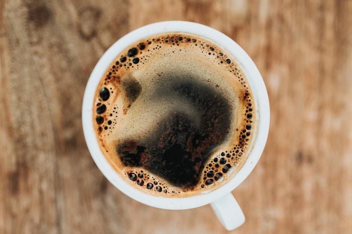 Kaffee gehört nicht zu den verdauungsfördernden Lebensmitteln und sollte nur in Maßen genossen werden.
