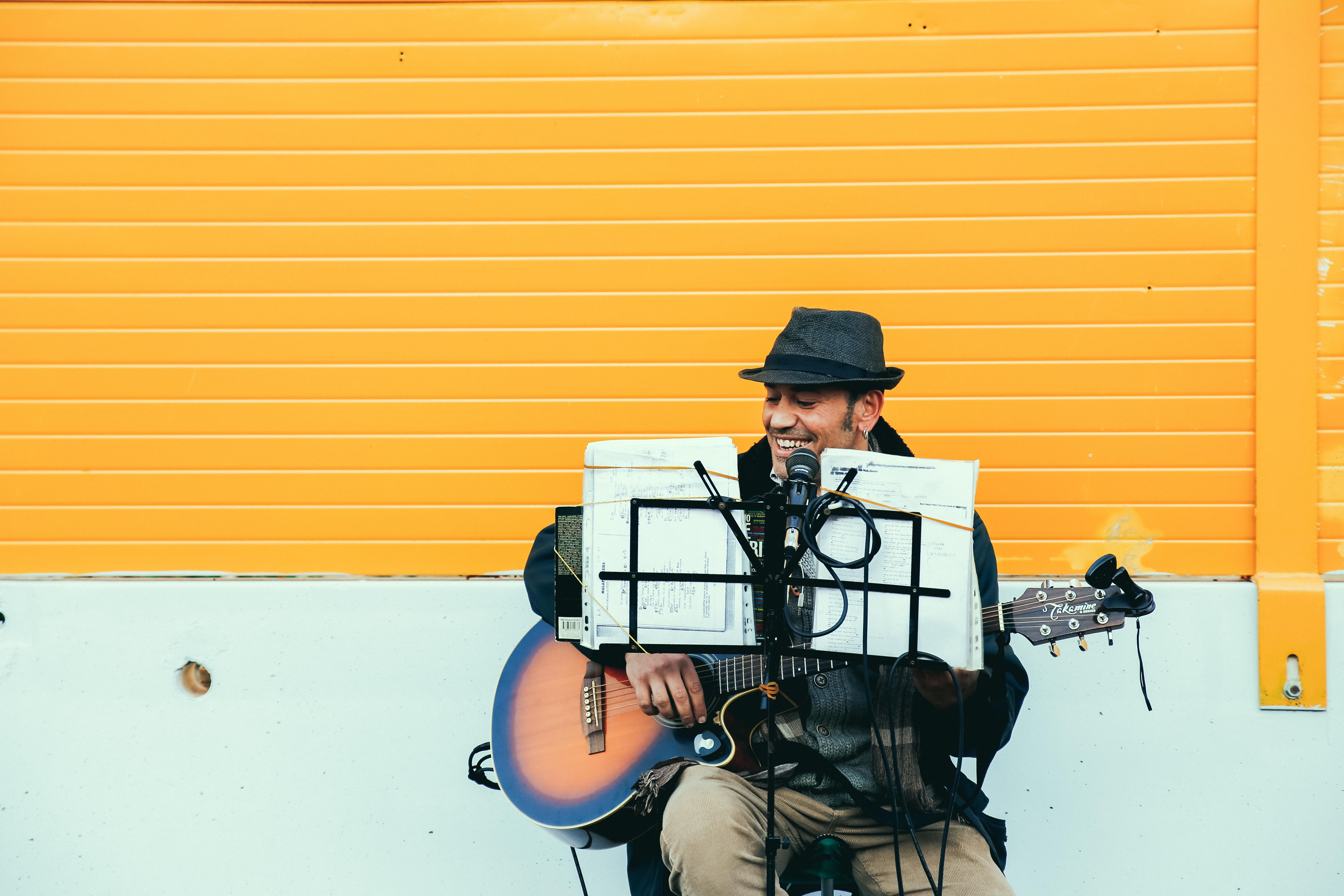 Ein Musiker auf der Straße.