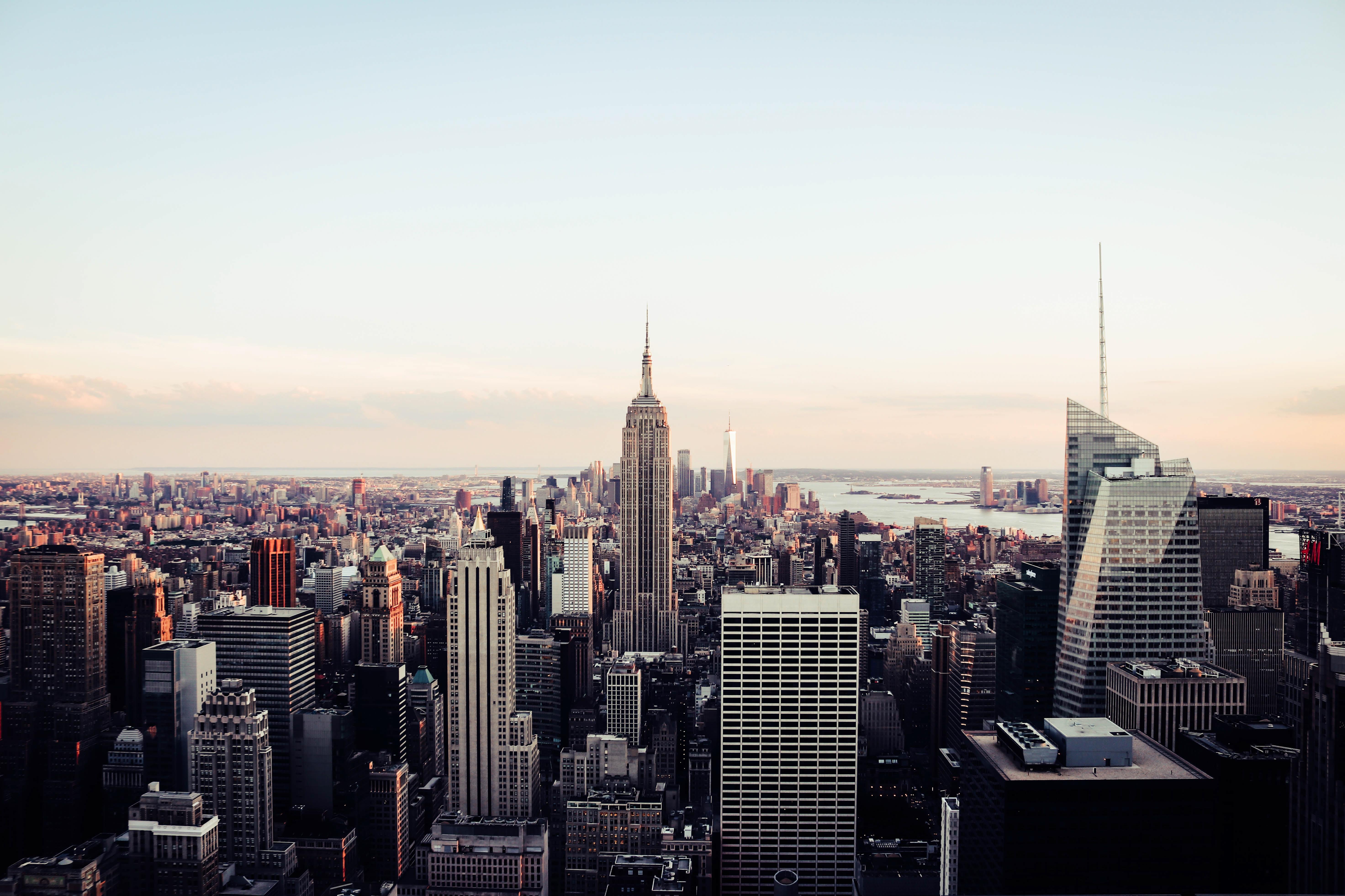 Skyline von New York mit dem Empire State Building in der Mitte.