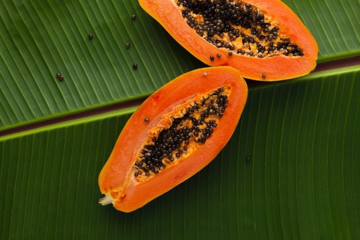 Die Papaya enthält reichlich Vitamin C und hilft dem Körper dabei Krankheiten zu bekämpfen.