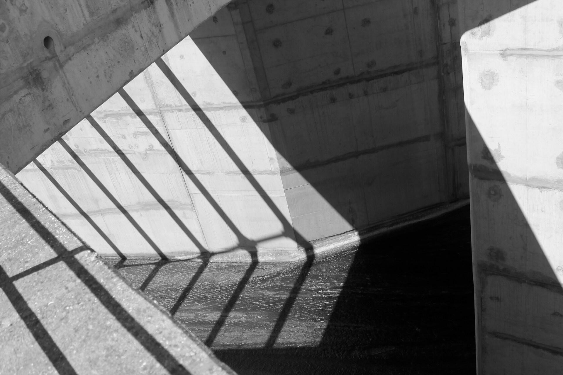 Wand mit Schatten in Form eines Dreiecks.