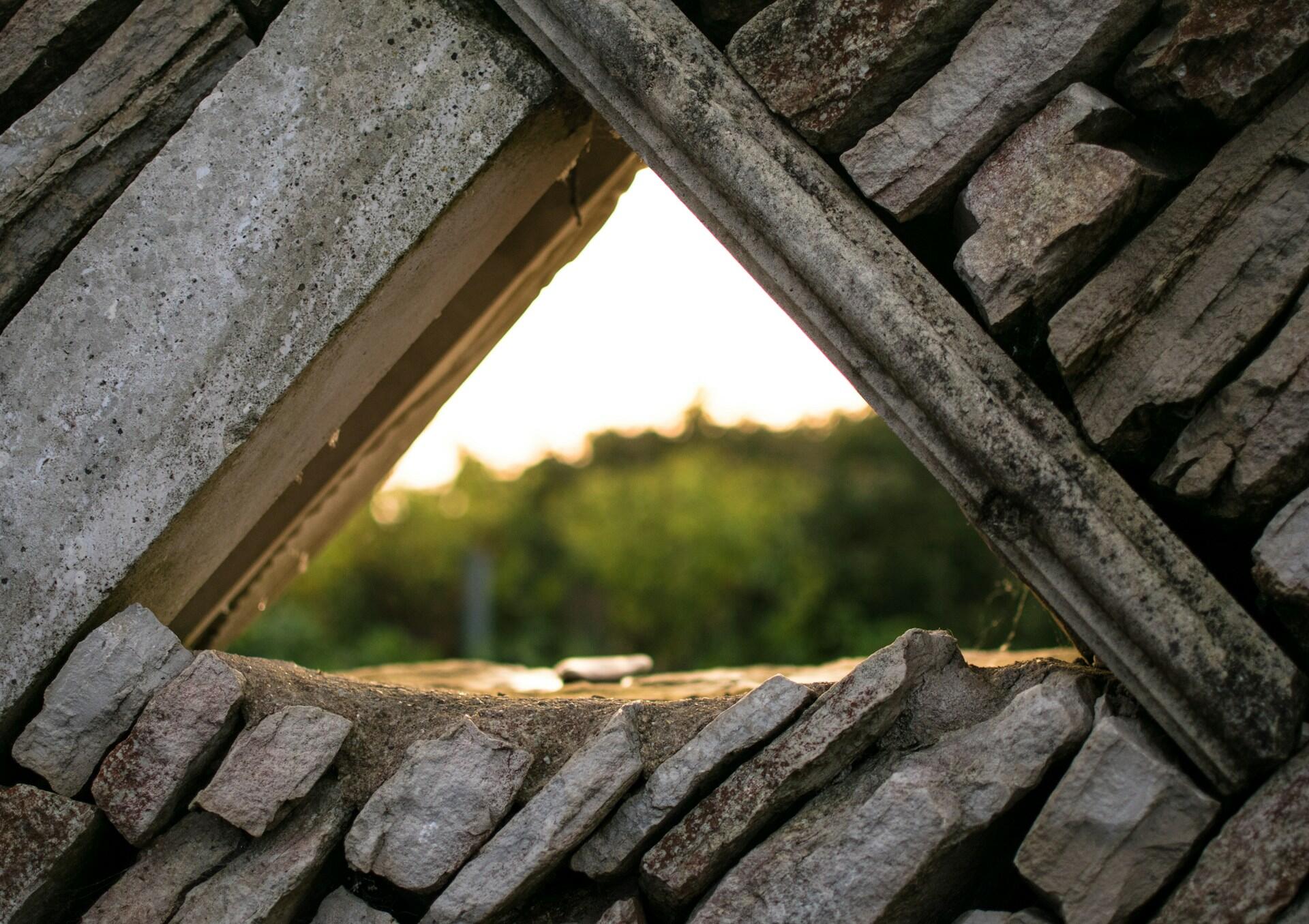 Dreieckiges Fenster aus Stein.