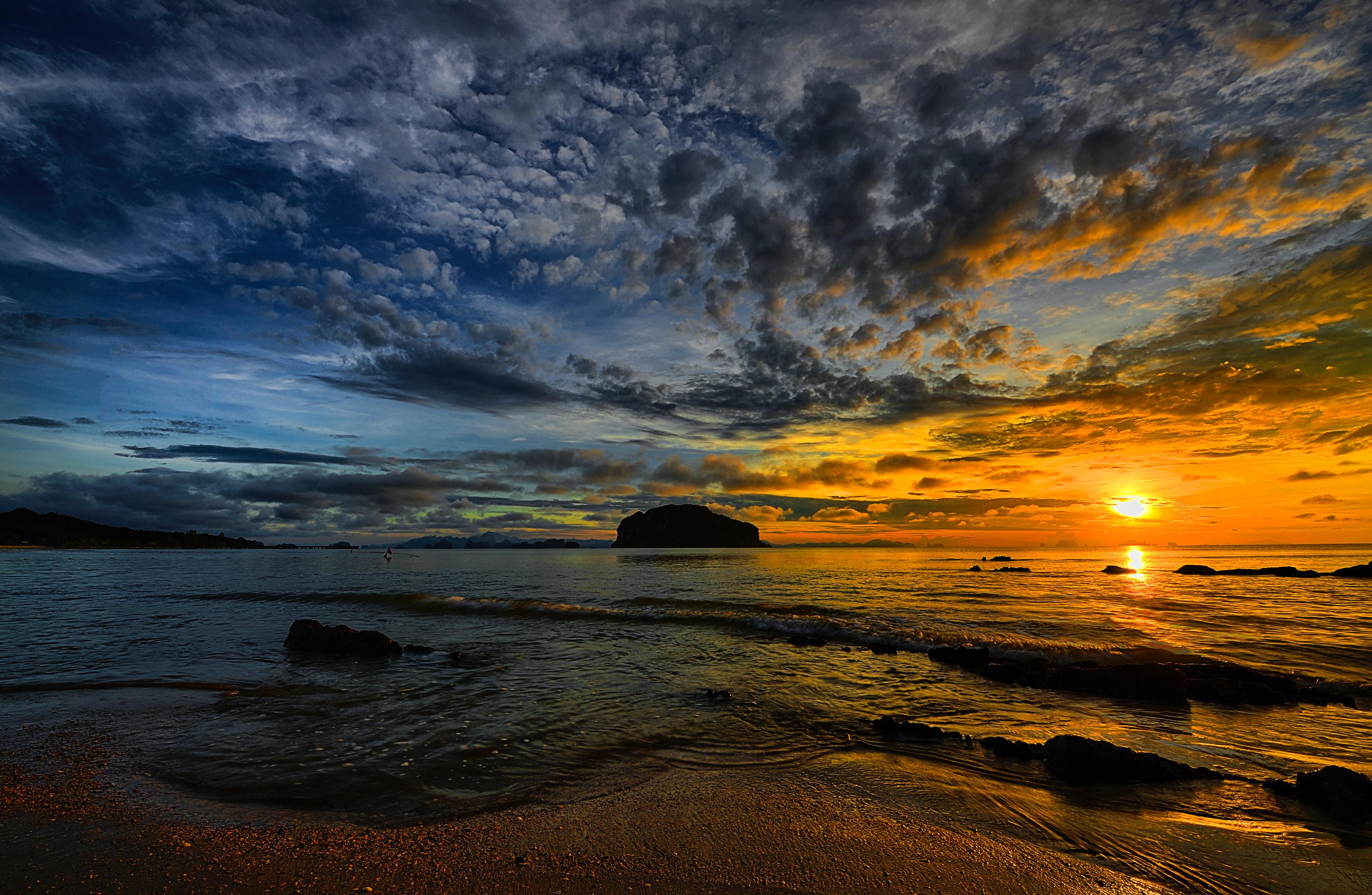 Gegen Stress helfen Zitate oder ein Sonnenuntergang über dem Meer.