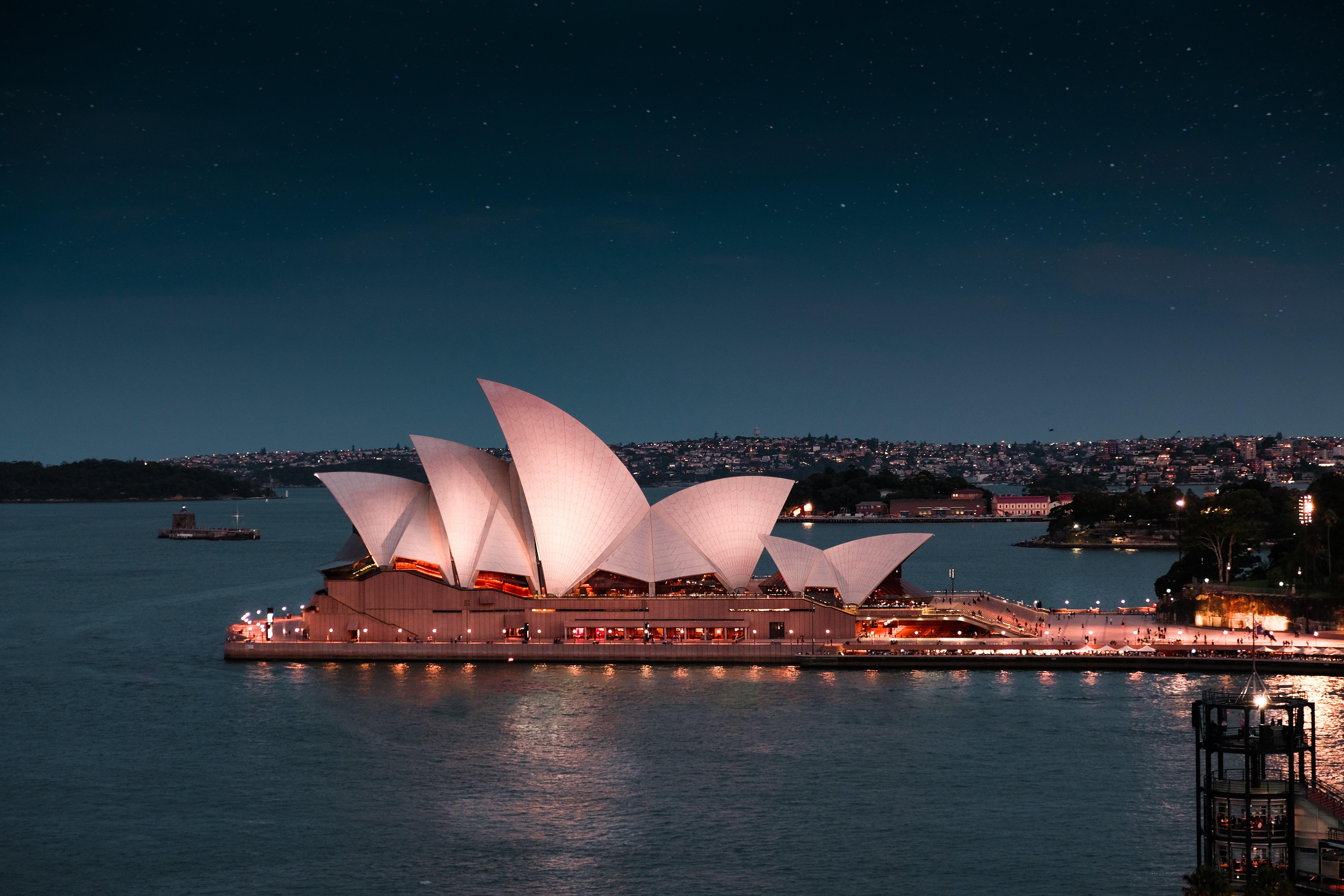 DIe Oper in Sydney ist eines der bekanntesten Wahrzeichen.