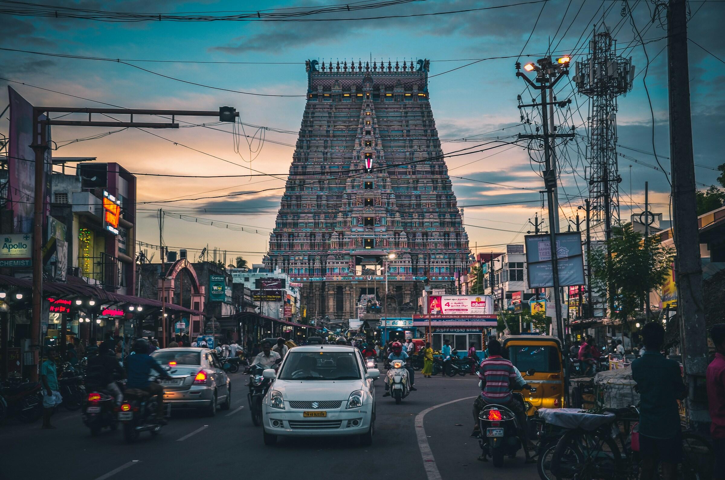 Ein Bild am Abend in Tamil Nadu mit einem hindu Tempel im Hintergrund.