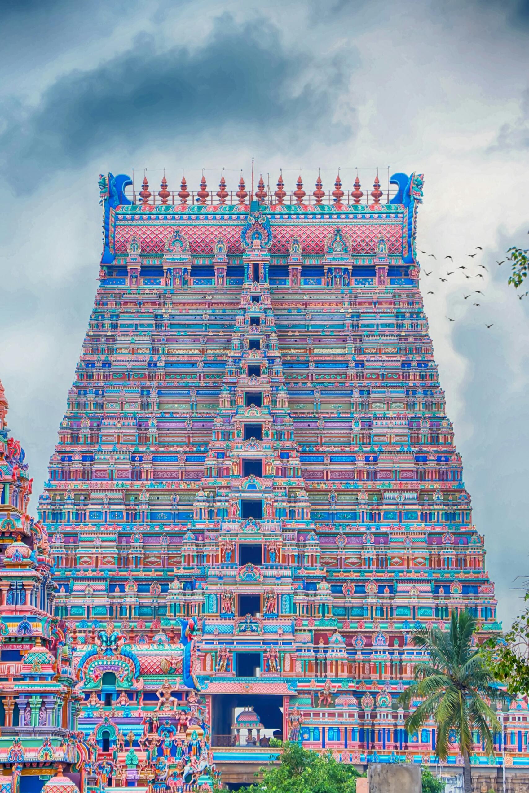 Ein großer, bunter Hindu Tempel.