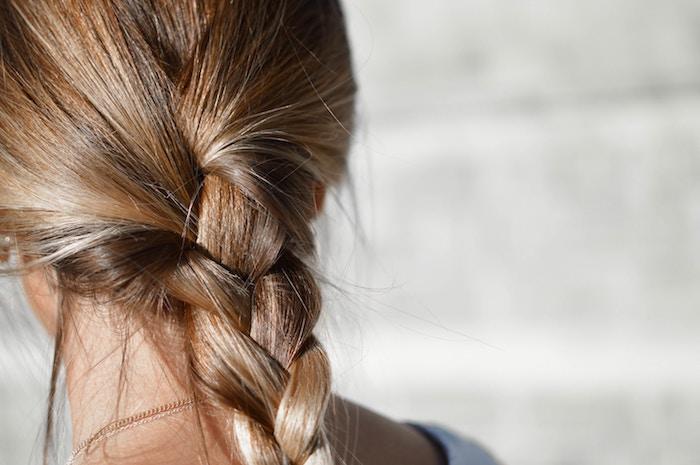 Mit der richtigen Ernährung gesundes Haar. Aber auch ab und zu mal eine pflegende Haarmaske kann das Haarwachstum fördern.