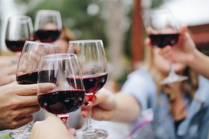 Für die richtige Ernährung für schöne Haut sollte auch hin und wieder mal zum Rotwein gegriffen werden.