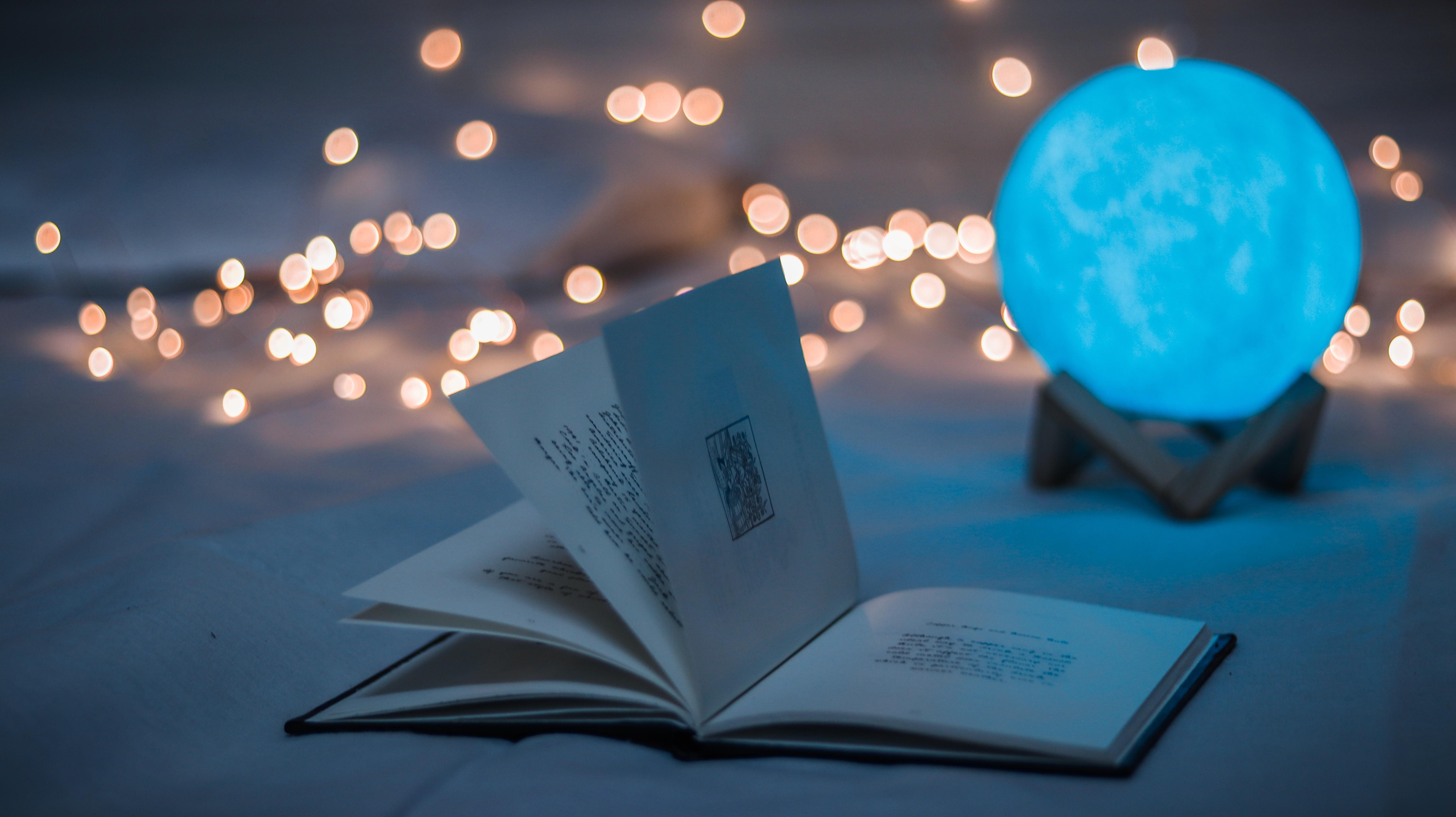 Mit Büchern kannst du dich bilden und dein Englisch verbessern.