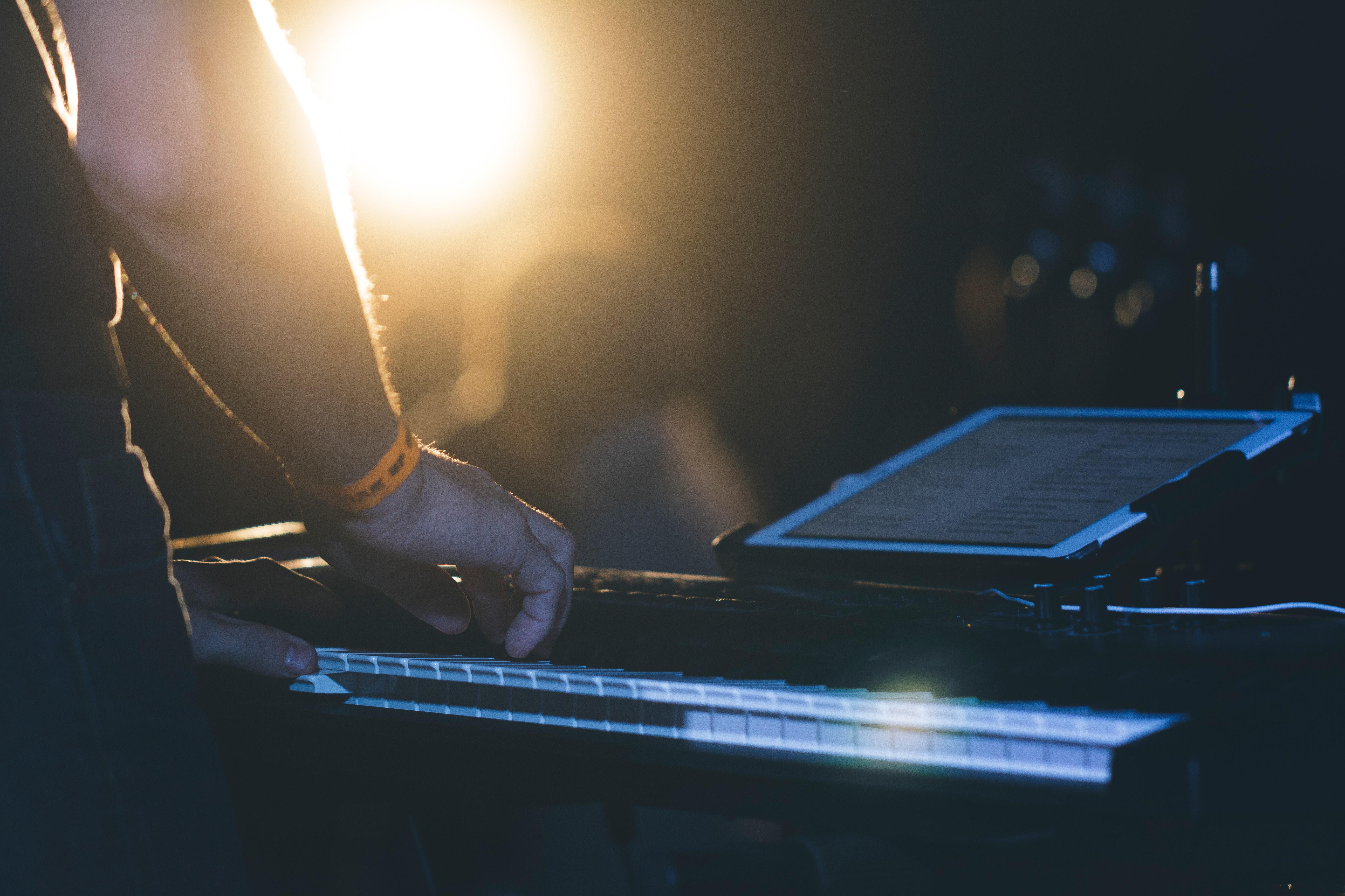 Klavier, keyboeard, Synthesizer - bei Konzerten kommen alle Formen von Tasteninstrumenten zum Einsatz.