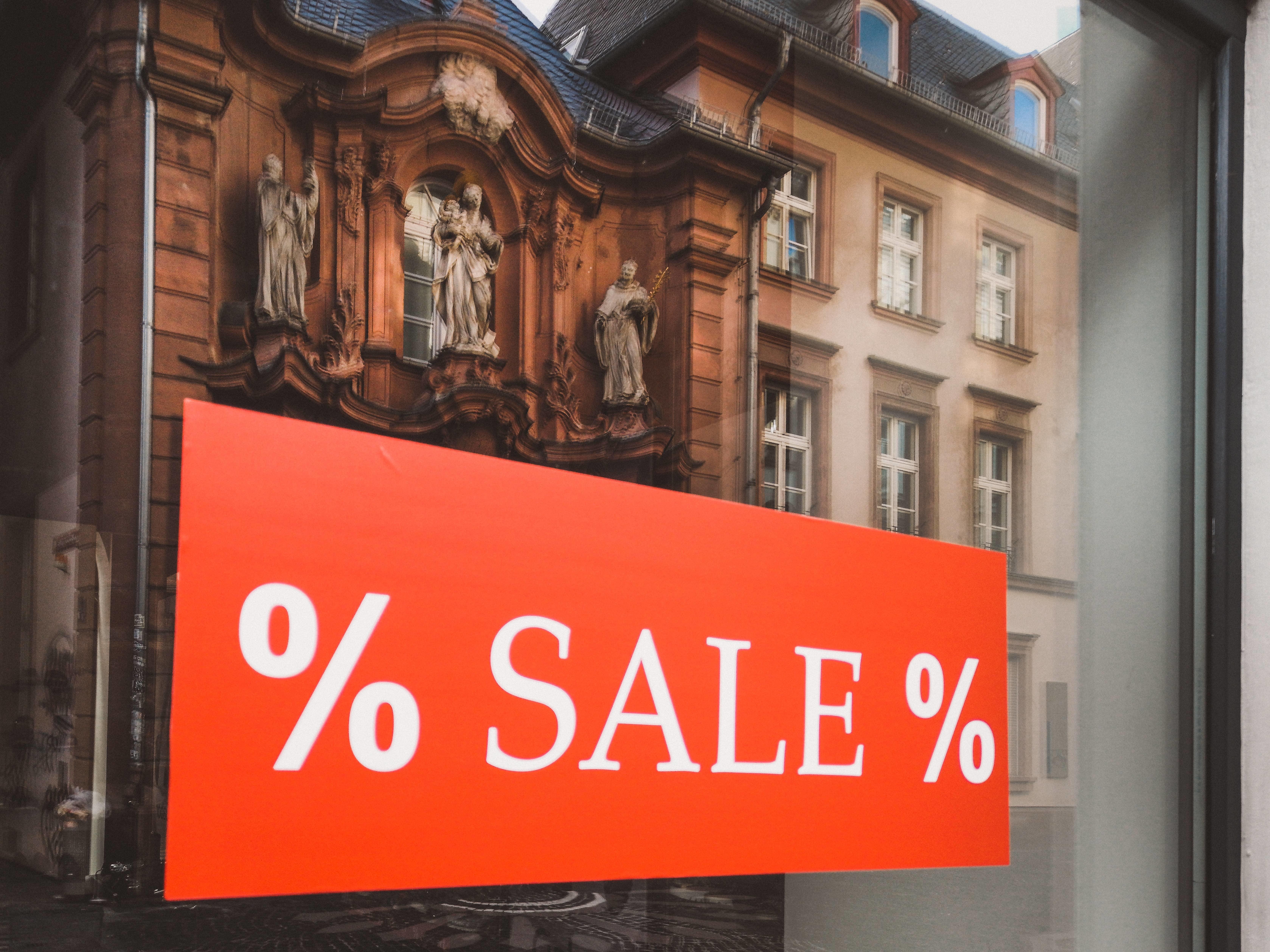 Bei Ausverkäufen kann man viel Geld sparen.