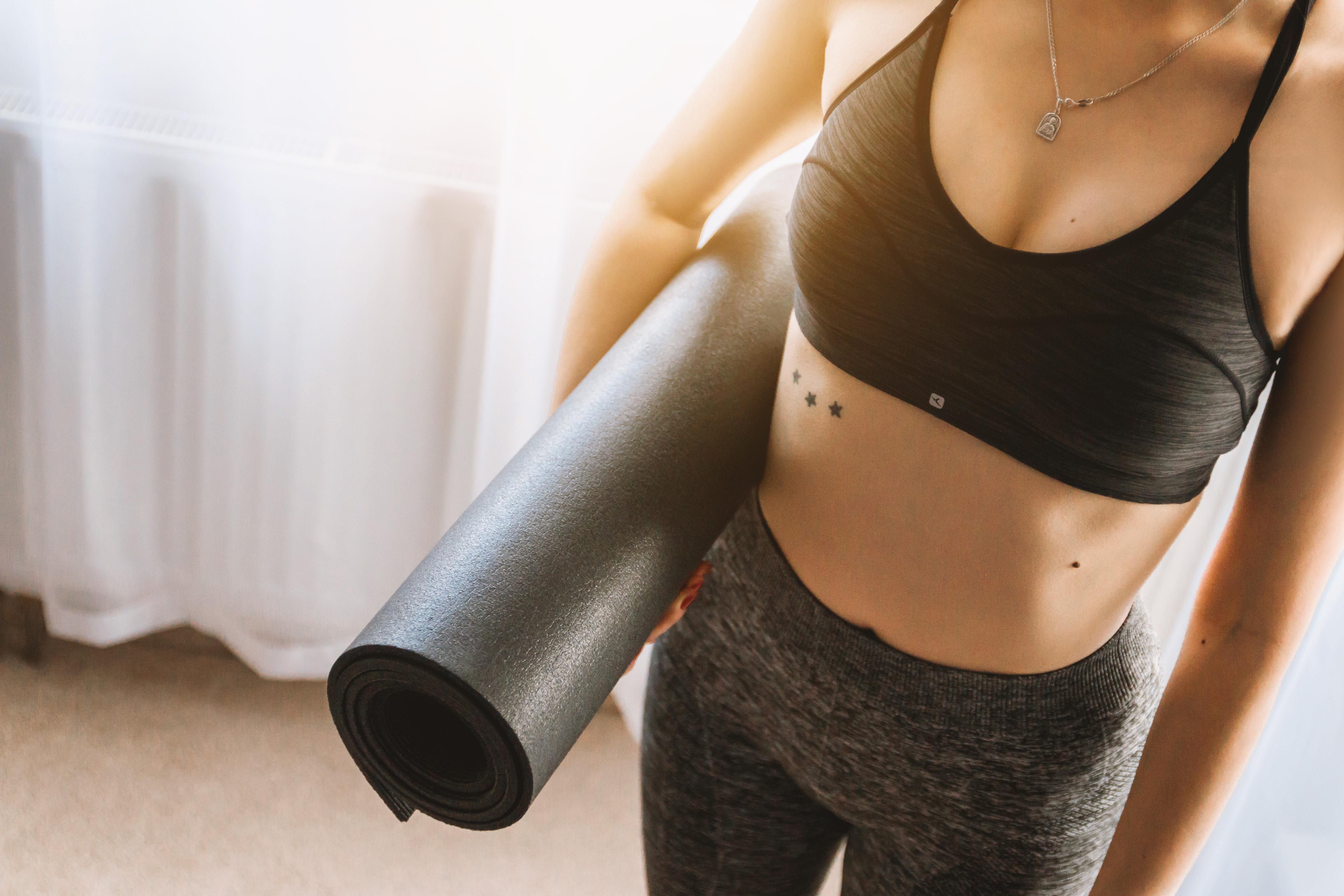 Yoga Übung Hund: die Anschaffung einer Yogamatte lohnt sich!