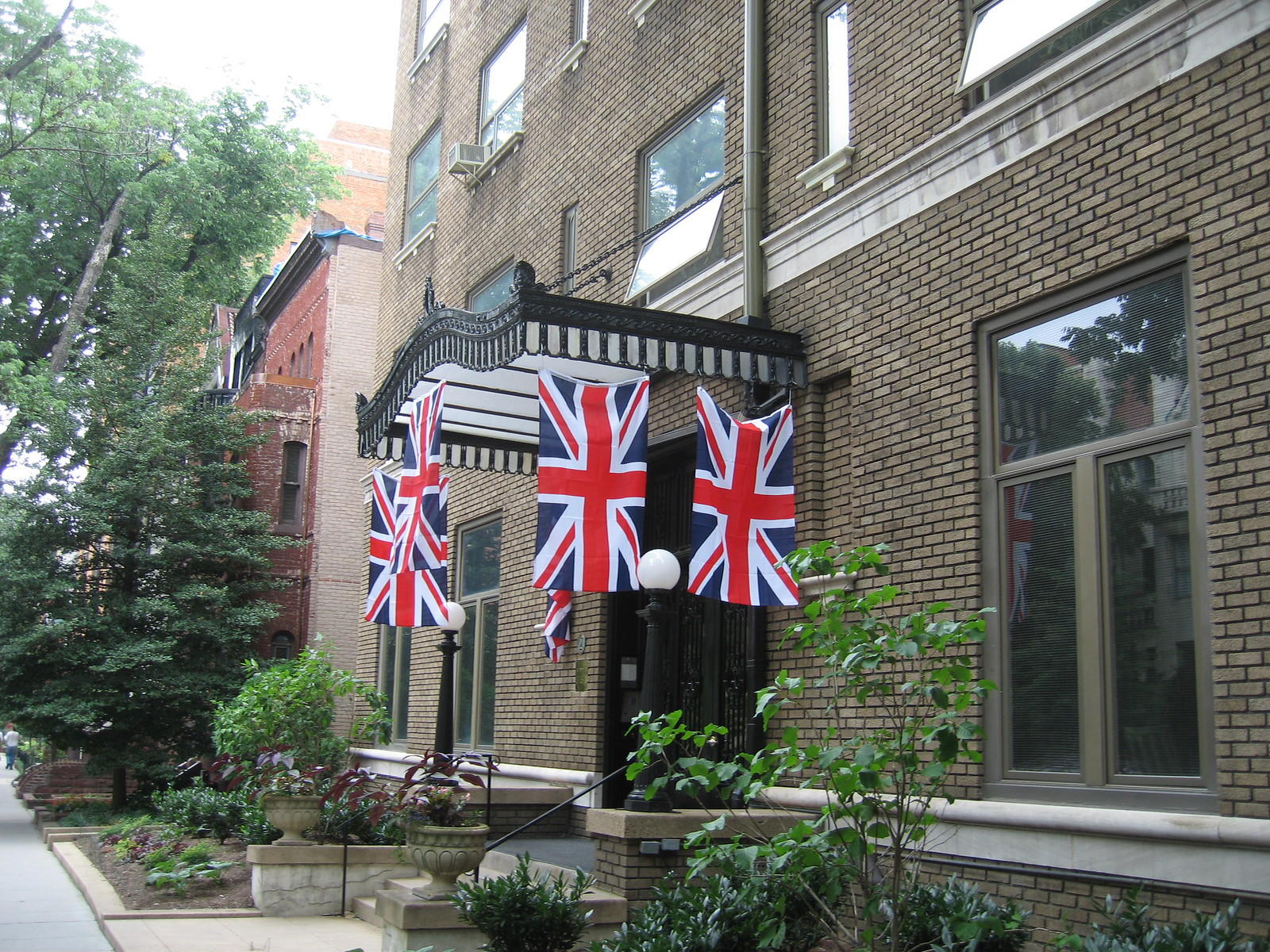 Haus mit vier britischen Flaggen am Eingang.