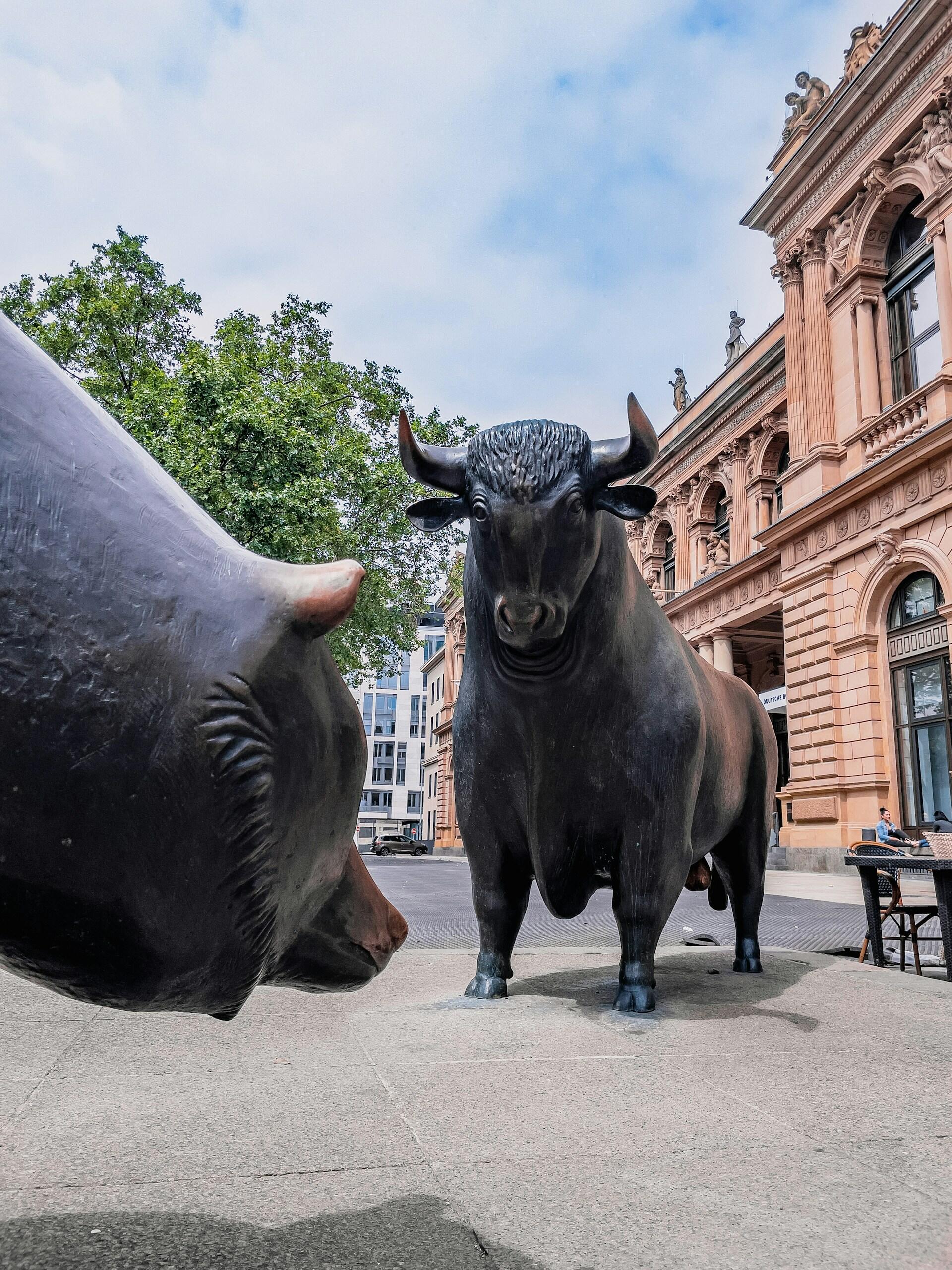 Eine Bullenstatue.
