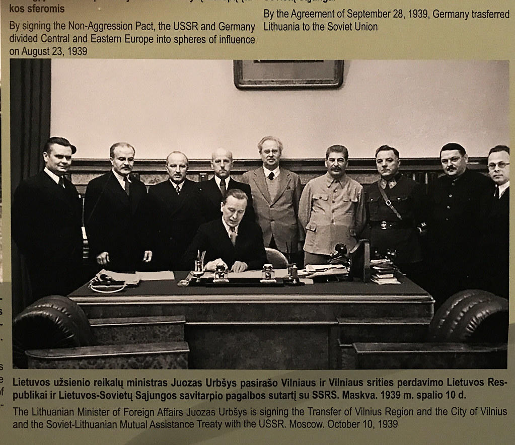Ribbentrop und Stalin unterzeichnen den Nichtangriffspakt | Quelle: Visualhunt