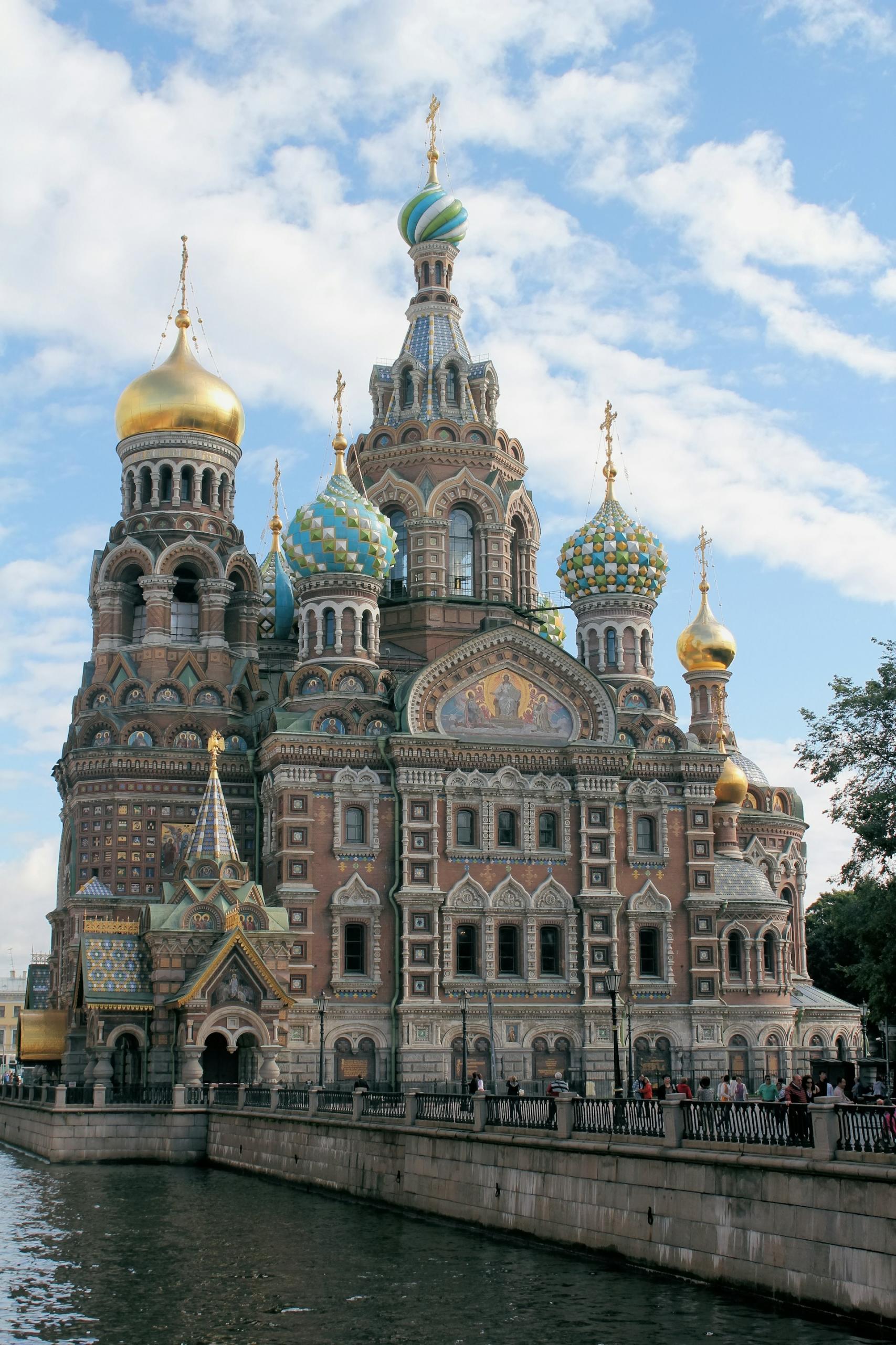 Die Auferstehungskirche über vergossenes Blut steht in der Stadt St. Petersburg.