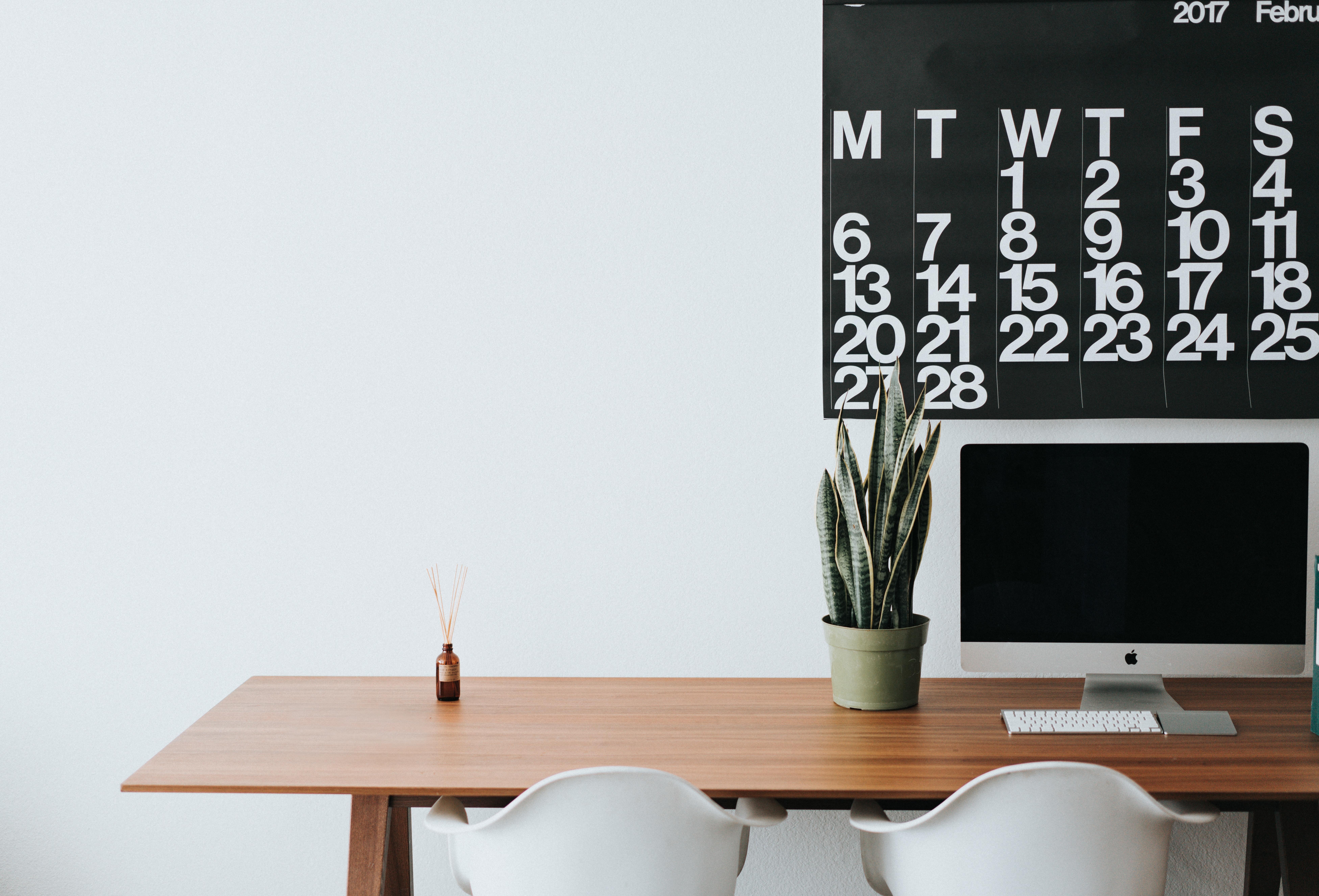 Ein sauberer Schreibtisch ist die Grundlage eines jeden Lernerfolgs. (Quelle: Unsplash)