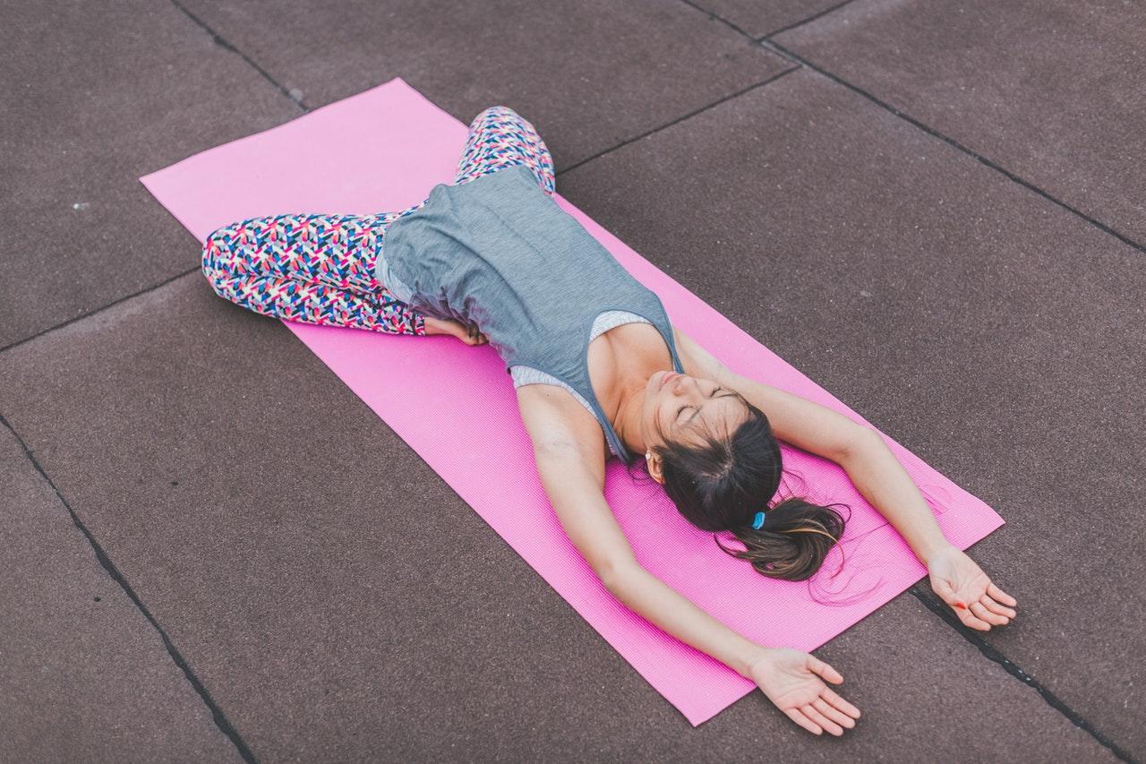 Welche Übungen werden im Yin Yoga praktiziert?