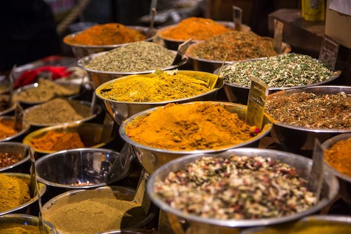 Die Yogi Ernährung macht einen wichtigen Teil des Yoga aus, denn es gibt keinen besseren Weg, Körper, Geist und Seele miteinander in Einklang zu bringen, als beim Essen.