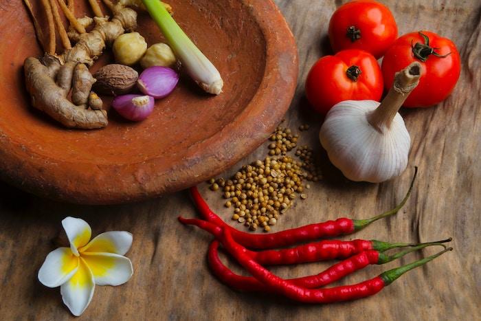 Die Yoga Ernährungslehre empfiehlt Achtsamkeit bei Yoga und Ernährung. Das beginnt schon mit der Auswahl der Zutaten.