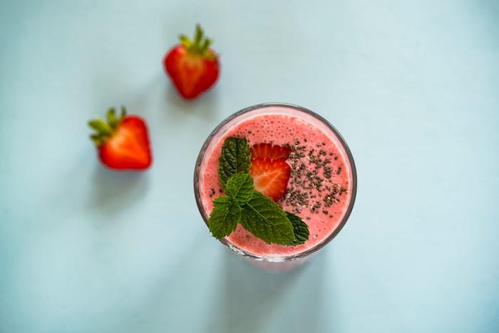 Zum Yoga Ernährungsplan gehören neben Avocados und Mandeln auch leckere Smoothies.