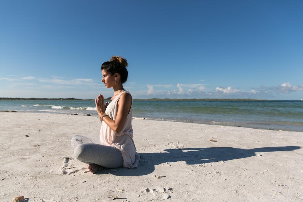 Yoga und Ernährung gehören einfach zusammen. Mit der richtigen Yogi Ernährung zu Entspannung und innerem Frieden finden.