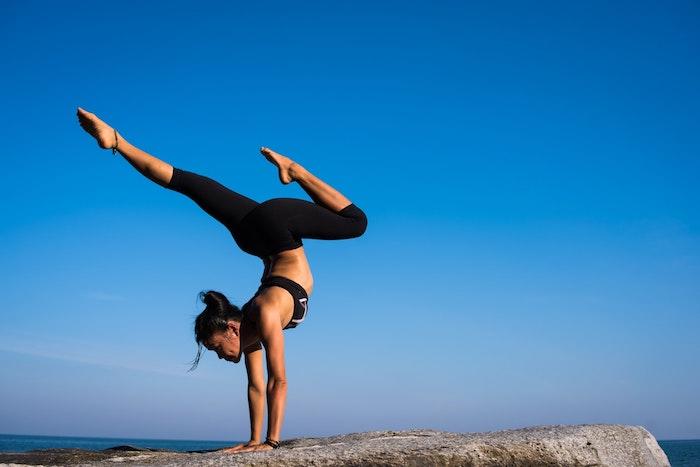 Sportliche Aktivitäten gehen immer einher mit einer ausgewogenen Ernährung. So auch Yoga! Erfahre alles Wichtige zur Yoga Ernährung.