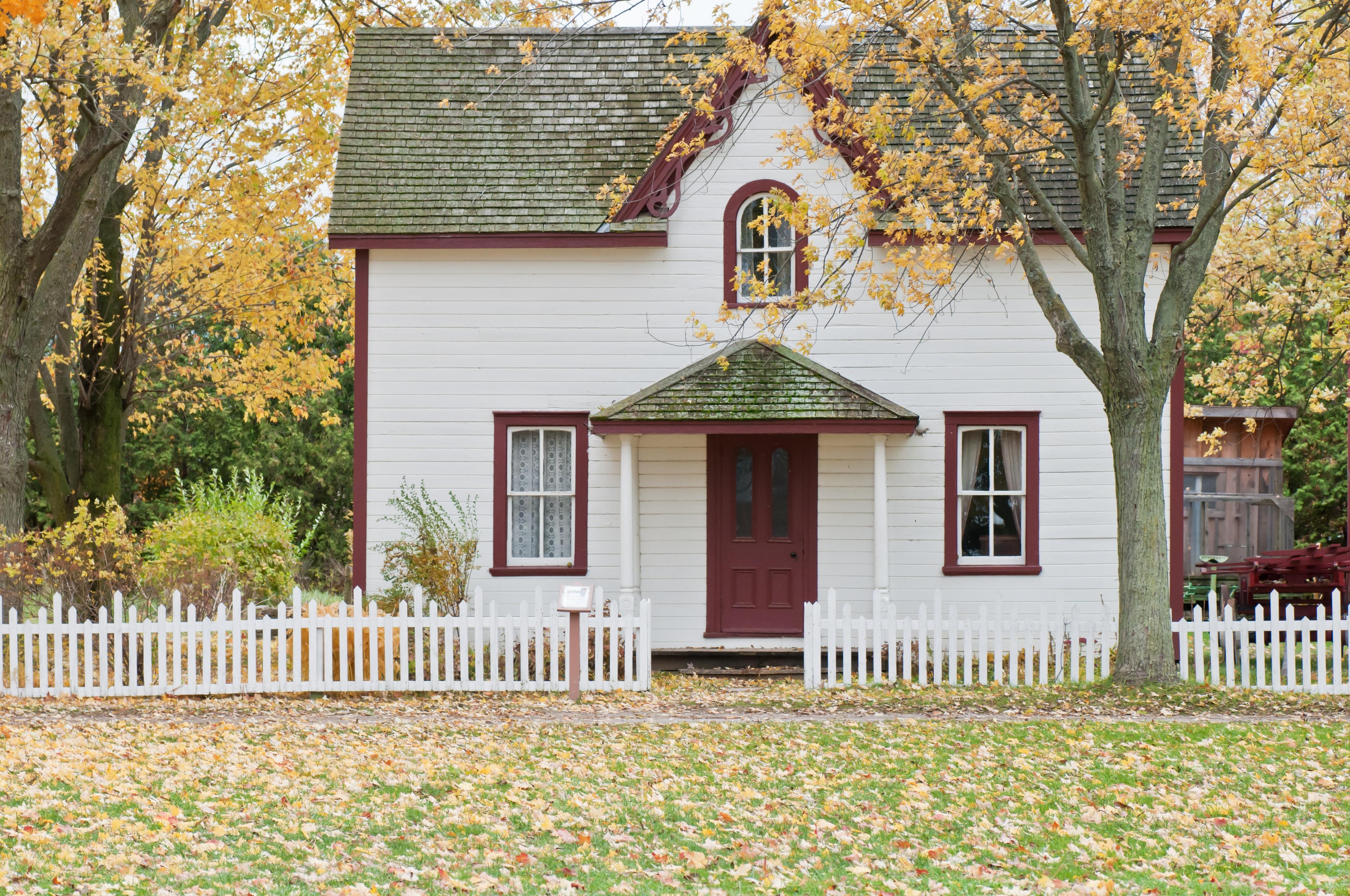 Ein Haus mit einem weißen Gartenzaun