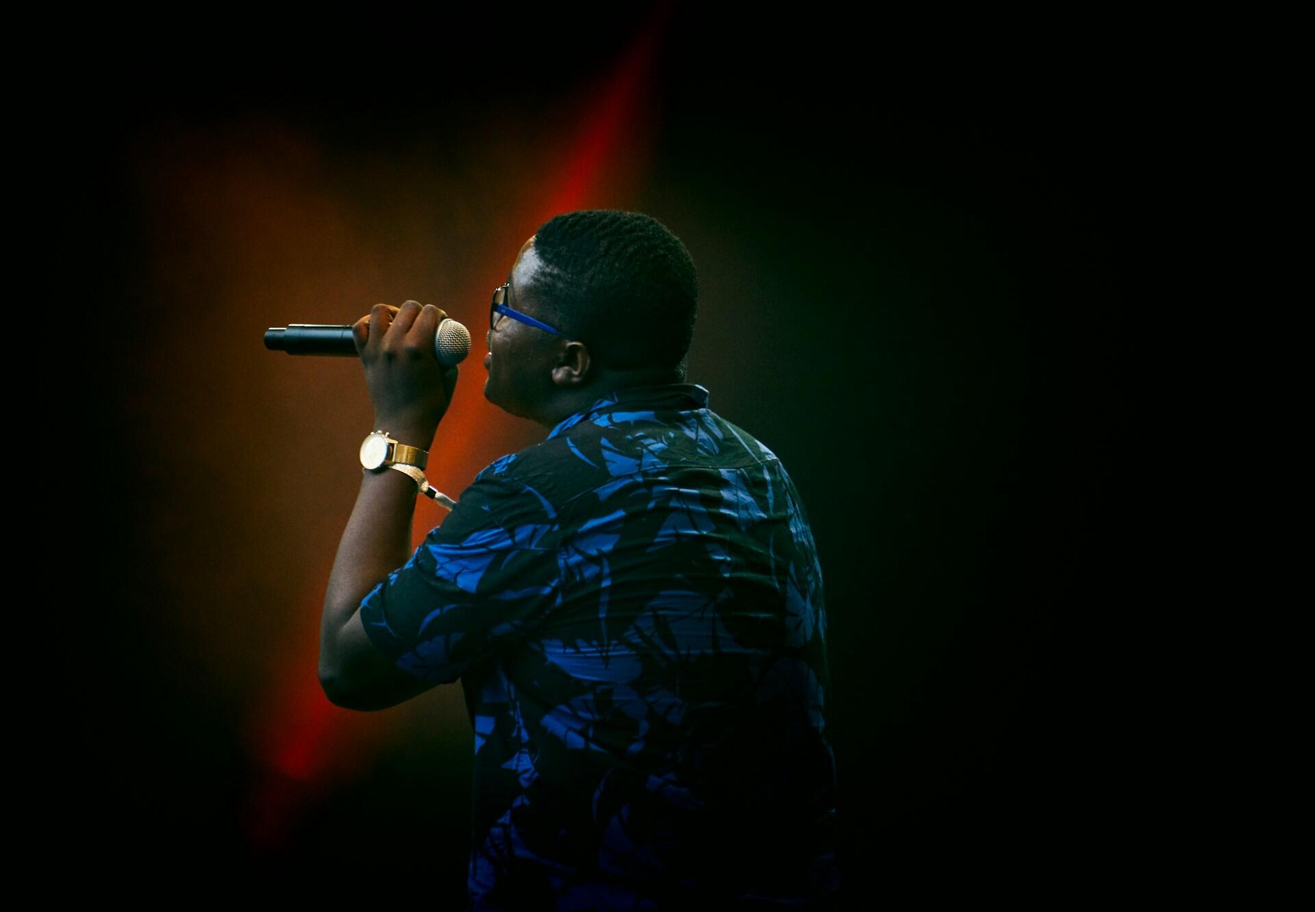 Mann singt in Mikrofon.