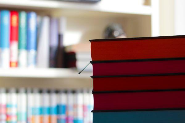 Lehrbücher sind sehr hilfreich zum Erlernen einer Sprache