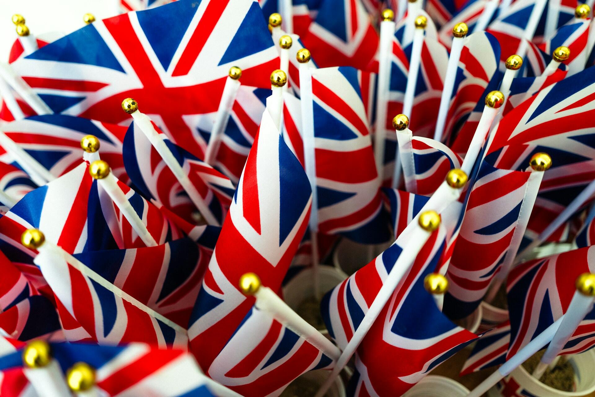Mehrere kleine britische Flaggen in Bechern.