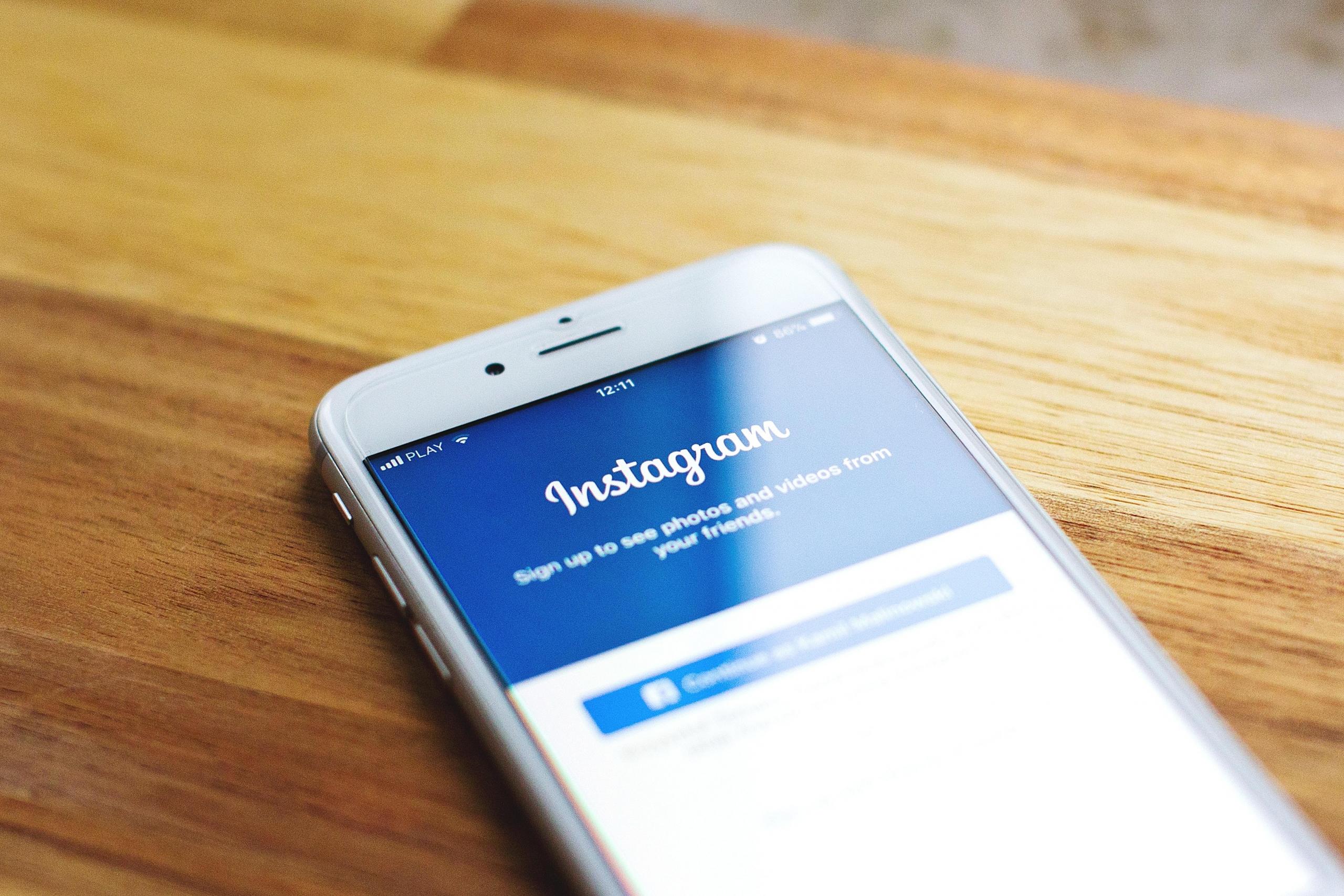 Auf einem Smartphone ist Instagram geöffnet