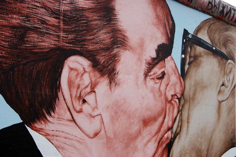 Bruderkuss Breschnew und Honecker | Quelle: Visualhunt