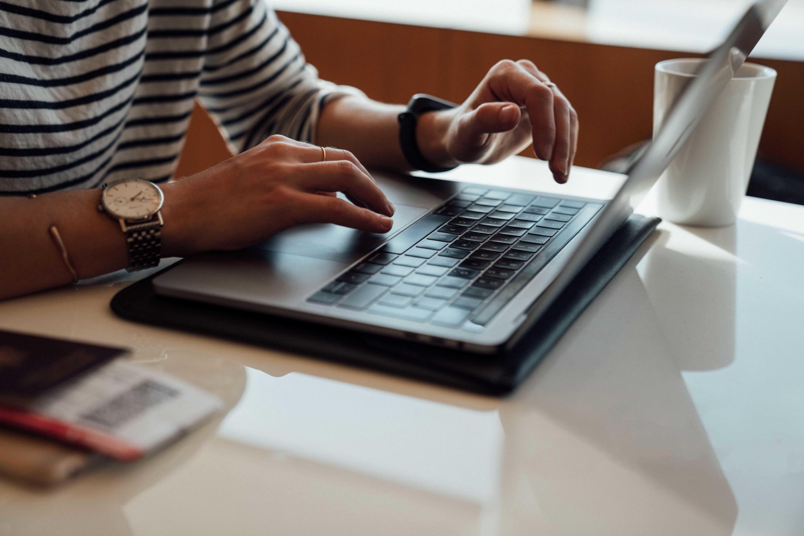 Um Informatik zu lernen, sollte man einen Computerkurs belegen.