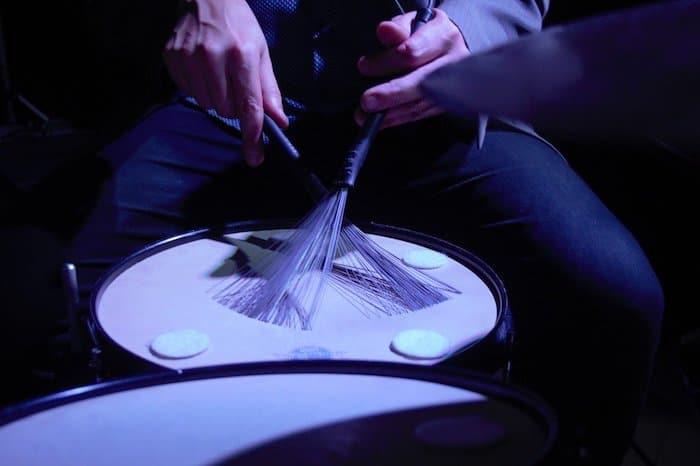 Möchtest Du insbesondere Jazz oder Bossa Nova auf dem Schlagzeug spielen, solltest Du Dir ein Jazz Schlagzeug und Jazz Brushes zulegen.