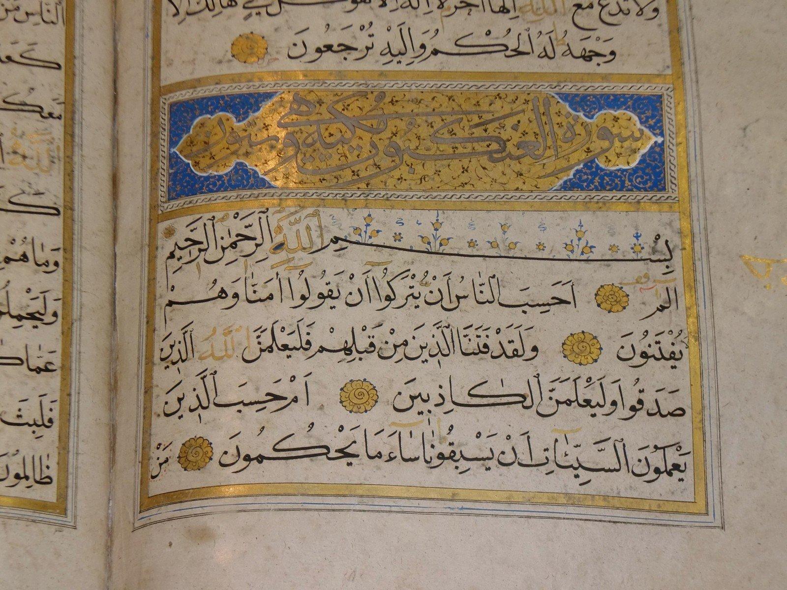 Die arabische Kalligrafie wird in Schriftstücken wie dem Koran verwendet.