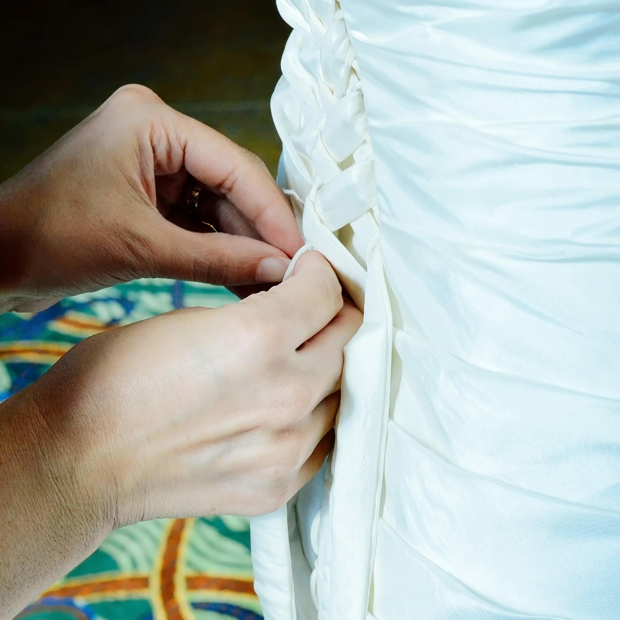 Wie wäre es, das Hochzeitskleid einer Kundin zu nähen?