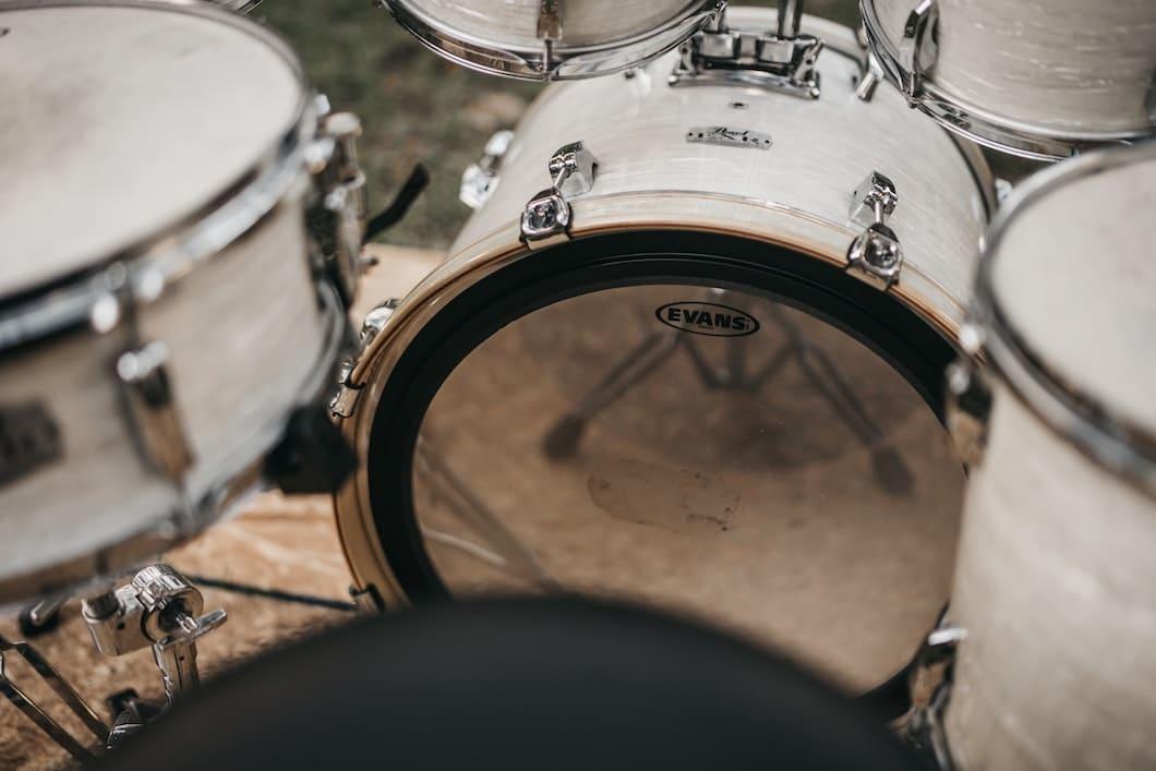 Beim Kauf eines Drumkits solltest Du Dir die verschiedenen Schlagzeug Arten vor Augen halten. Welche Musikstil möchtest Du auf dem Drumset spielen?