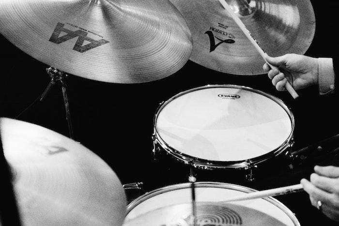 Hauptbestandteile eines Schlagzeugs sind Bassdrum, Snaredrum und Becken.
