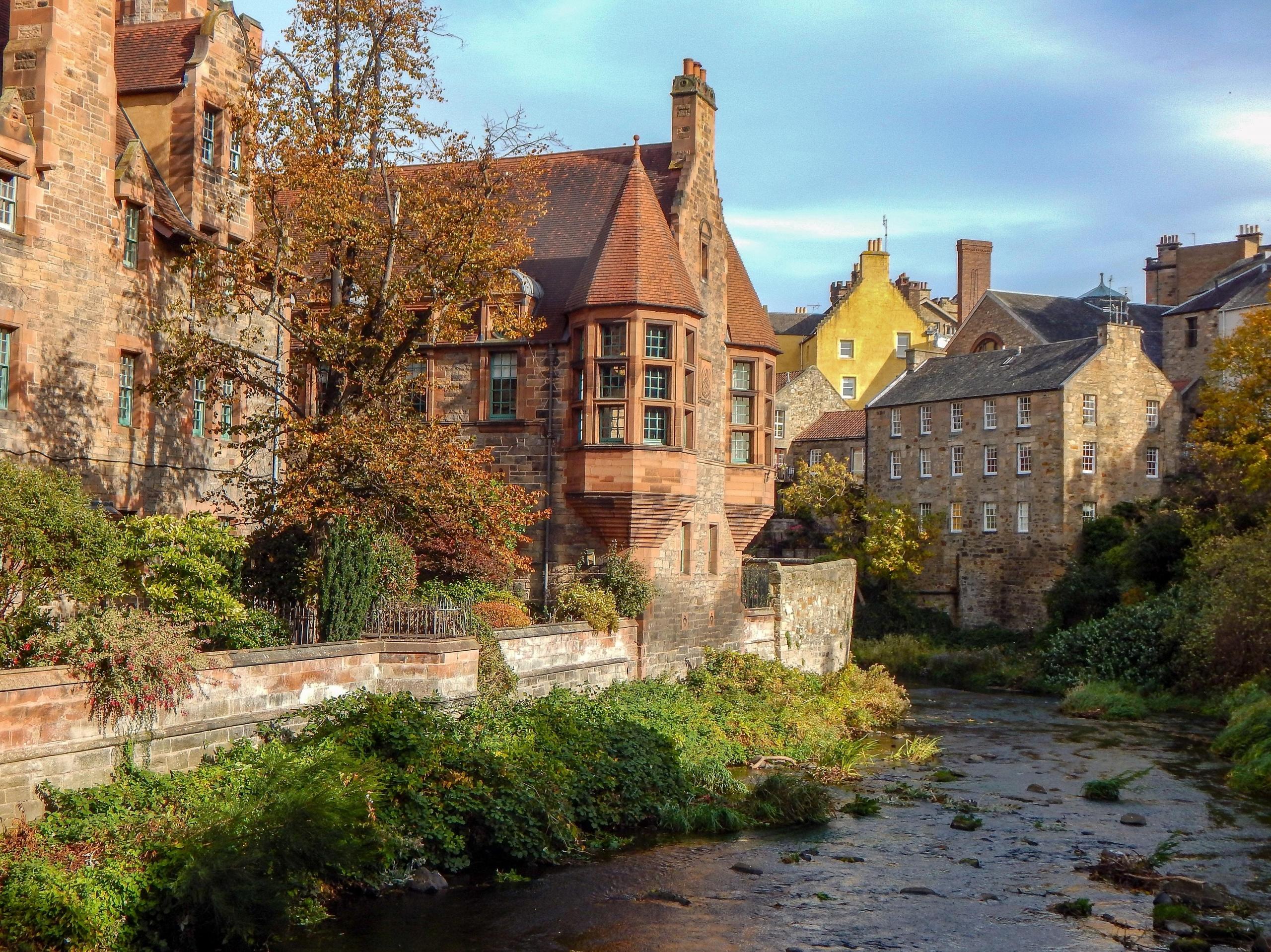 Edinburgh ist die Hauptstadt Schottlands.