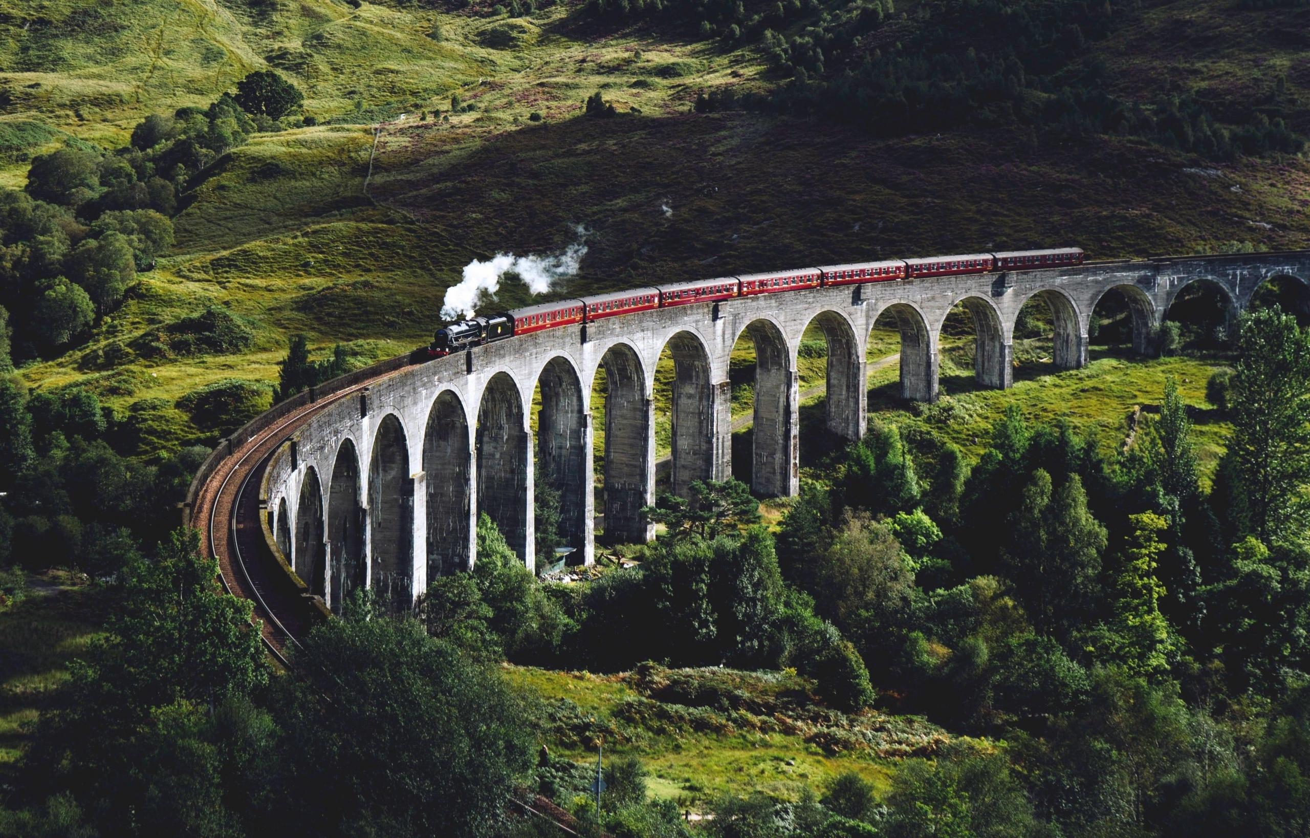 Mit dem Zug durch die Highlands - auf der Reise wirst Du verschiedenen Englisch Dialekten begegnen.