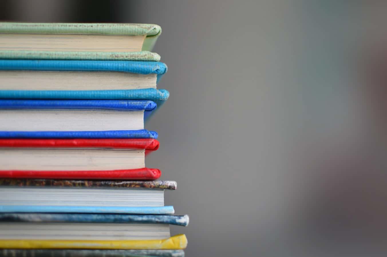 Stapel bunter Bücher.