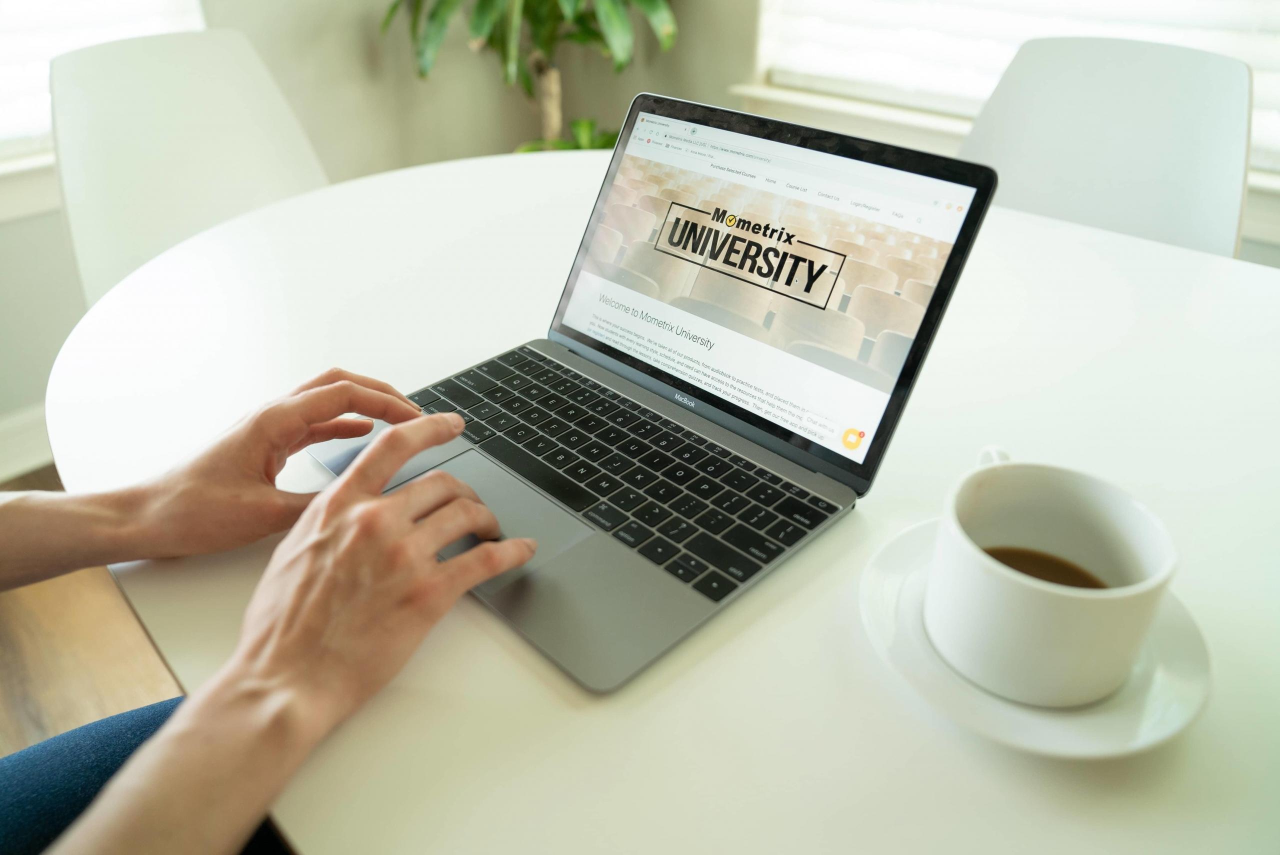 Duale Studiengänge Wirtschaft bieten eine gute Alternative. (Quelle: Unsplash)
