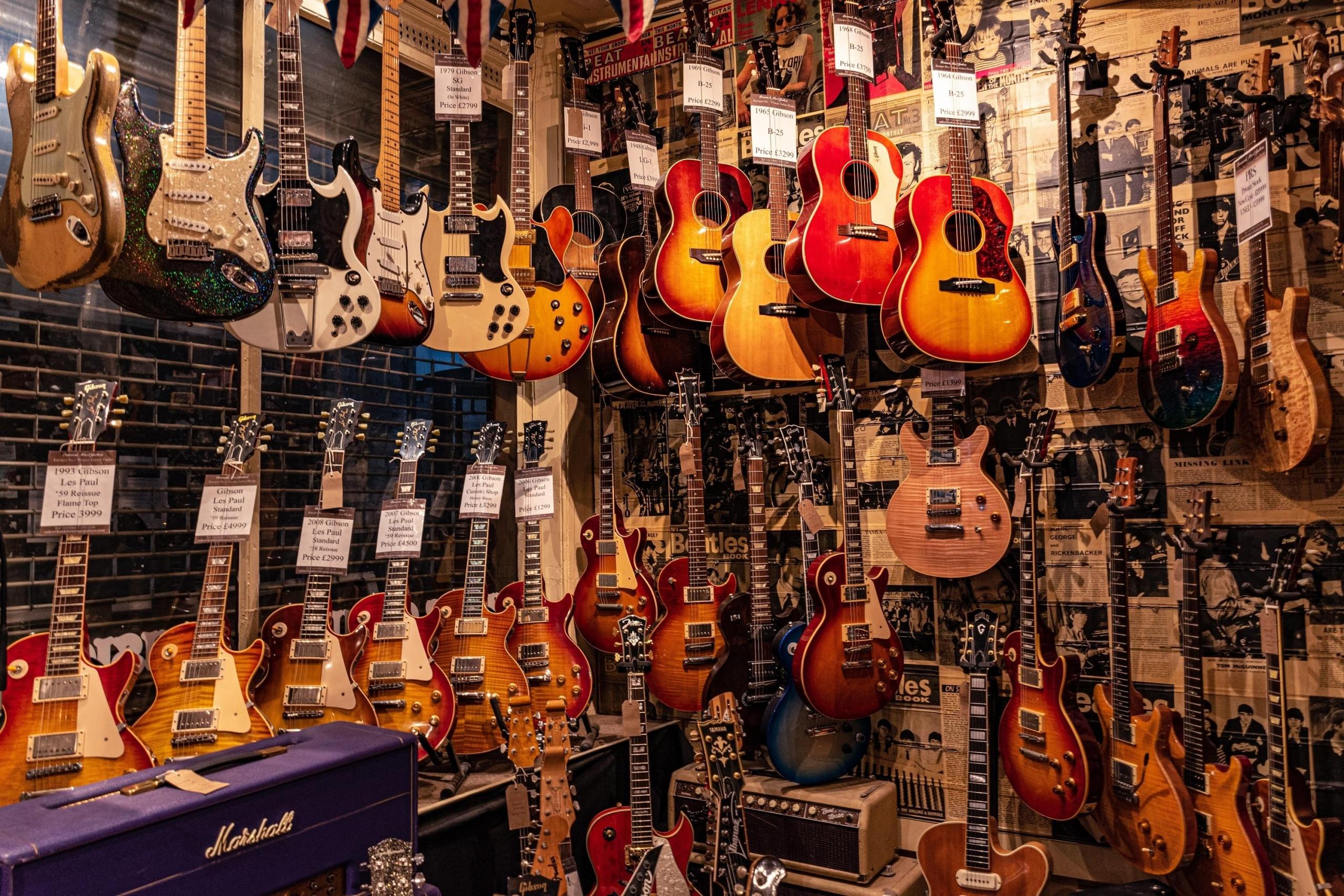 E-Gitarre, Westerngitarre, klassische Gitarre - auf allen spielst Du die Moll-Tonleitern gleich. 