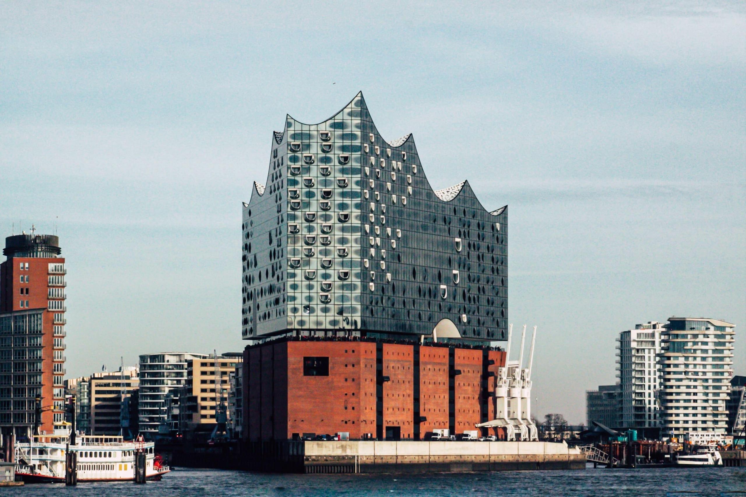 Gebäude am Wasser mit Schiff.