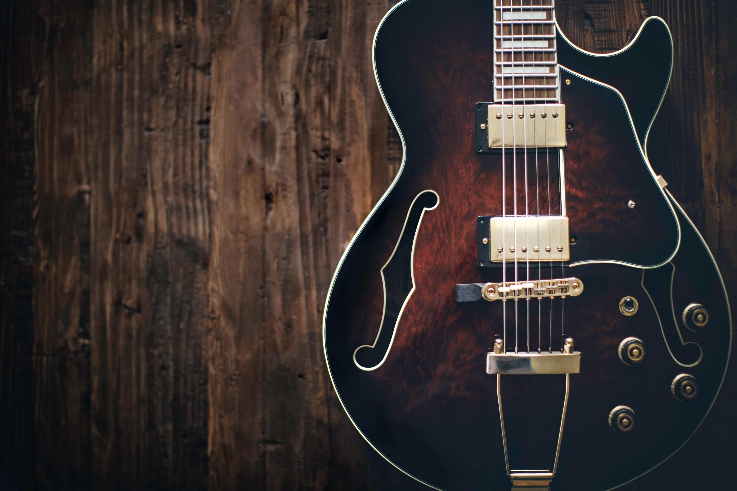 Eine Archtop-Gitarre mit dem typischen f-Loch.