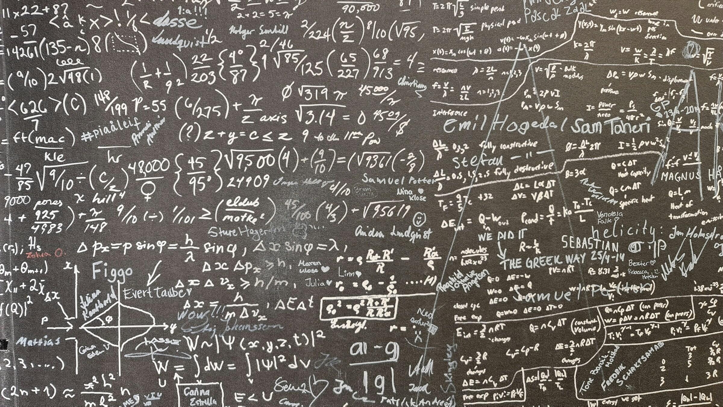 Eine Tafel voll mit Formeln.