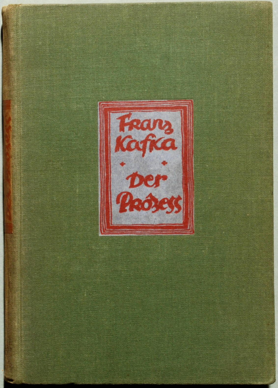 Auf dem Buchdeckel stehen nur der Titel und der Name des Autors.
